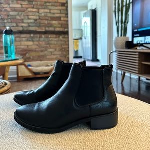 Black boots! Barely worn!